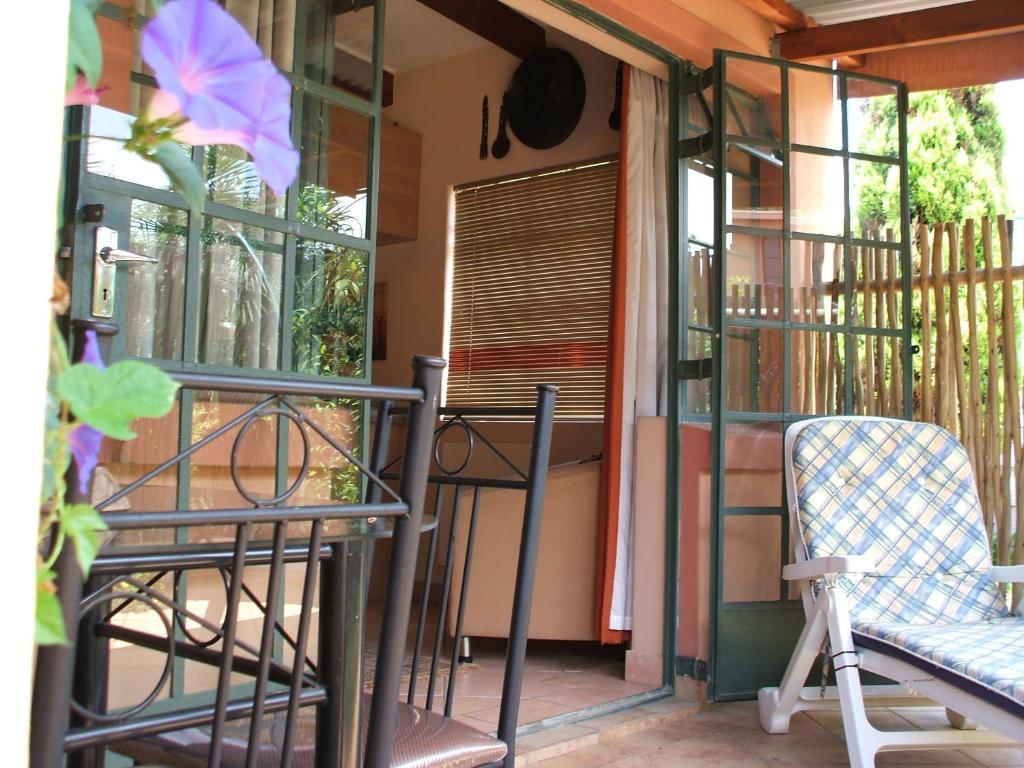 Cherry Tree Cottage B&B Linden Йоханесбург Стая снимка